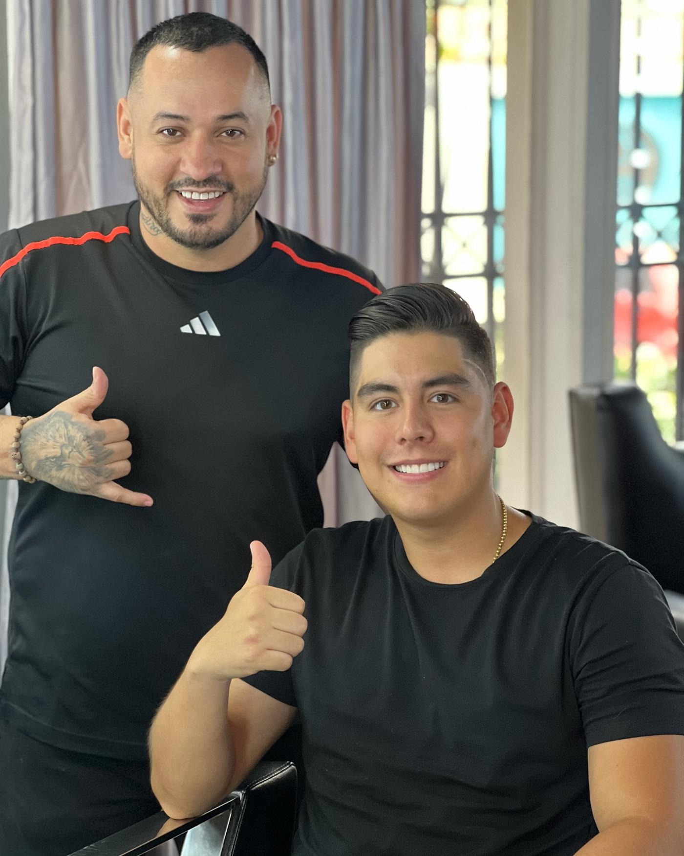 Barbero de Don d'Alex con un cliente sonriente