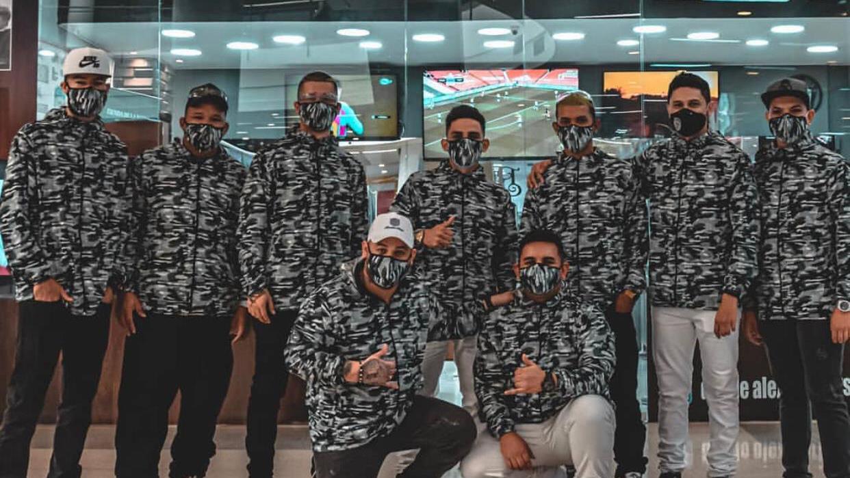 Equipo de barberos de Don d'Alex con uniforme frente a la sede