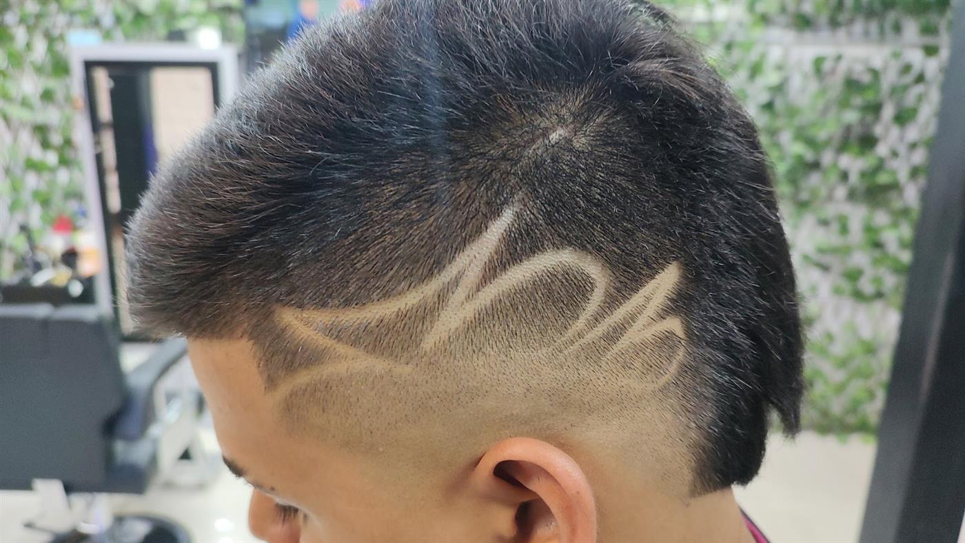 Diseño a navaja en el cabello