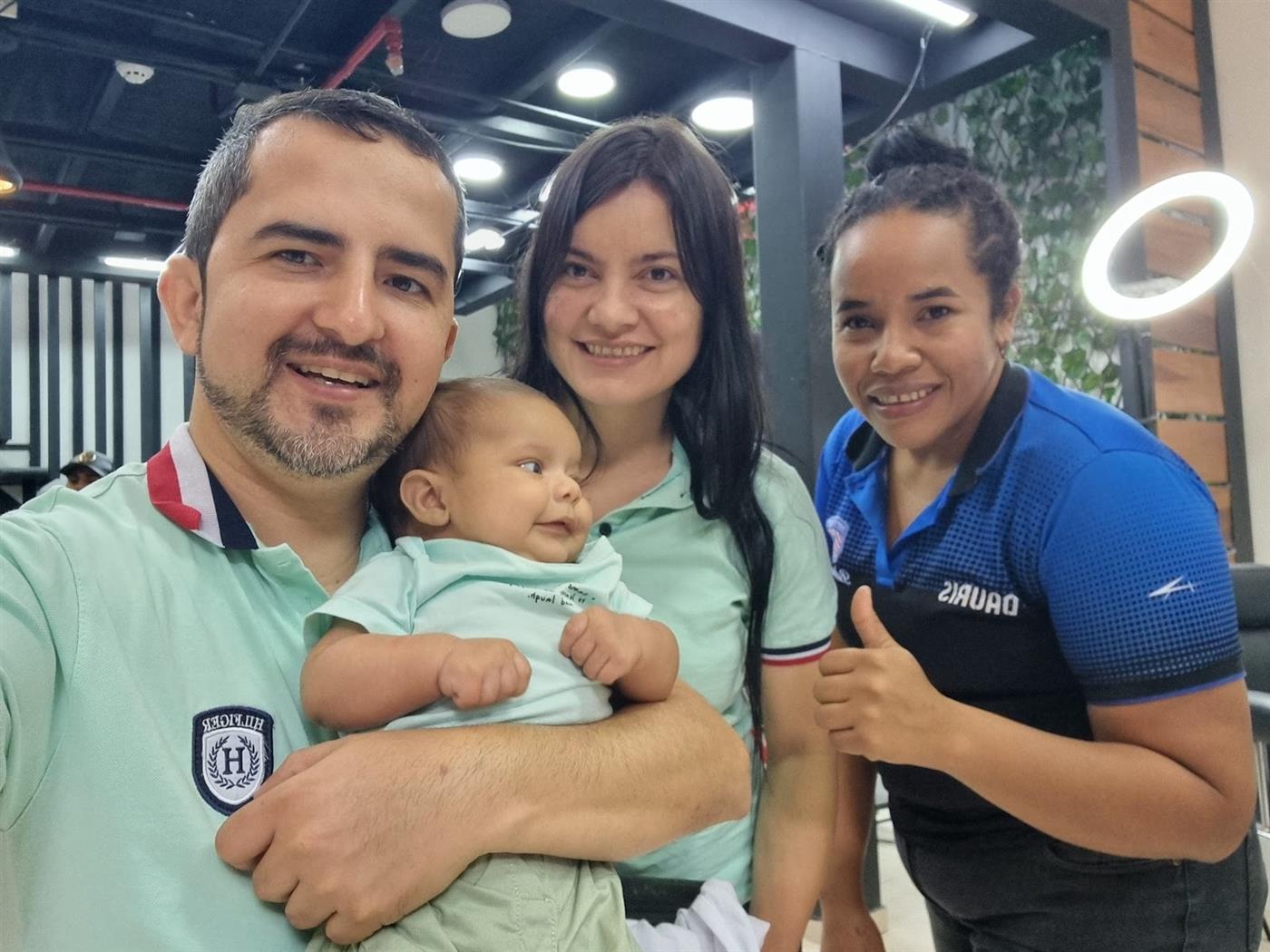 Familia en la sede Jardín Plaza