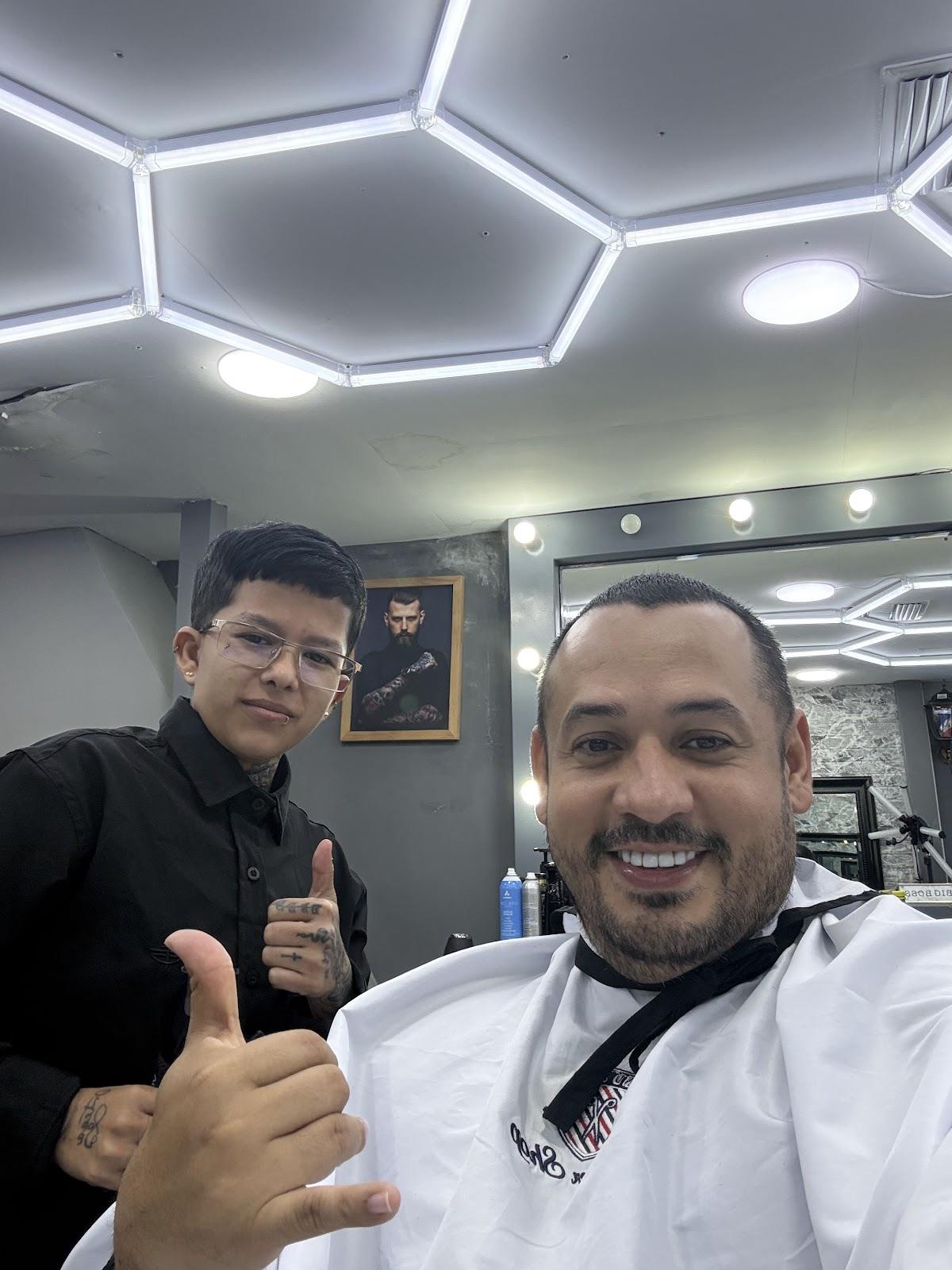 Clientes bajo las lámparas hexagonales